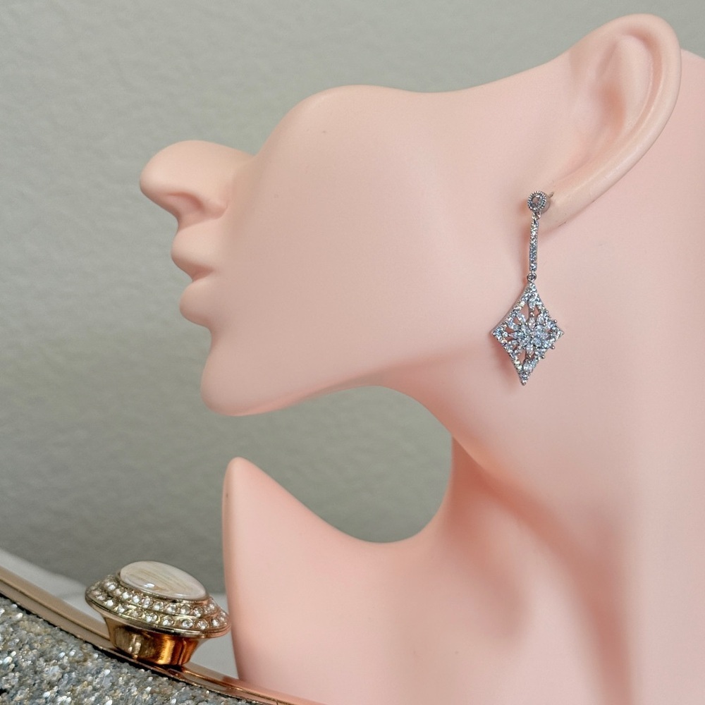 ⚜️ Classic Silver Crystal Drop Earrings - Picture 3 of 7